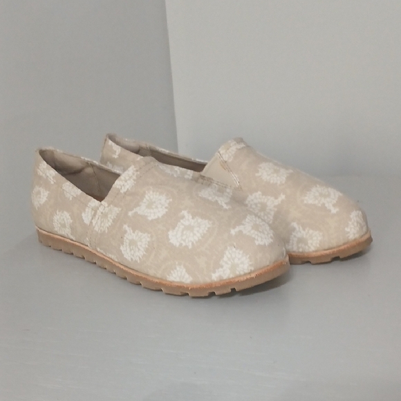 L.L. Bean Shoes - NWOT LLBean Women's Cream Slip-On Shoes, Sz 9